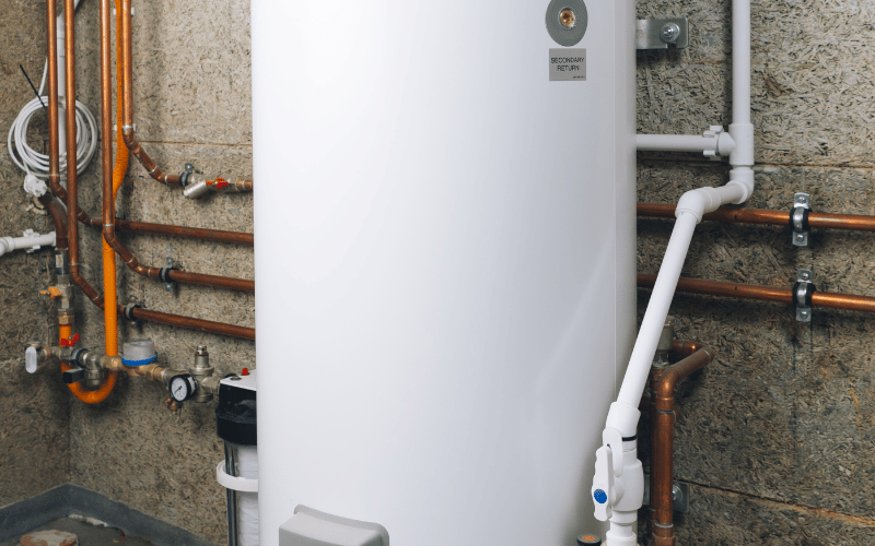 Chauffe-eau électrique vertical raccordé à des tuyaux en cuivre