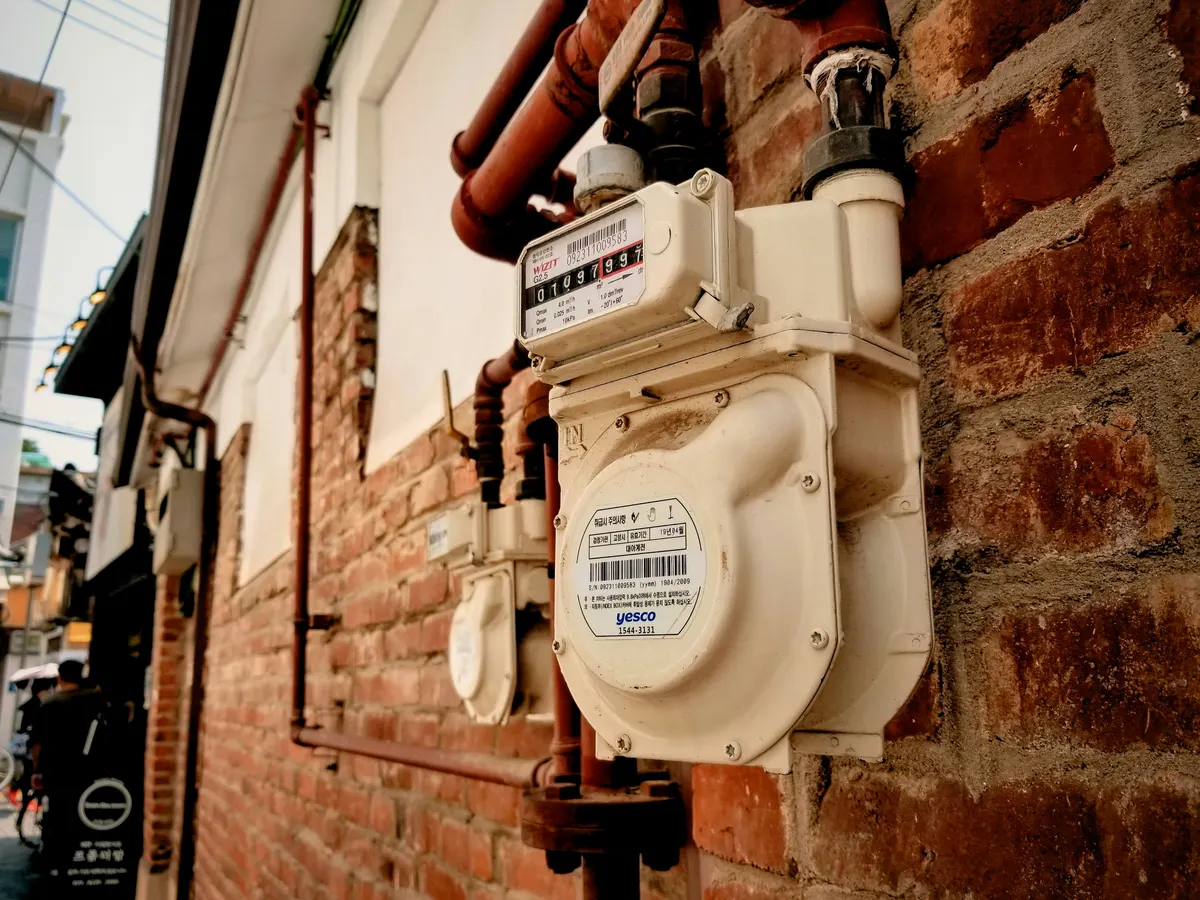 Compteur fixé au mur avec index de consommation visible