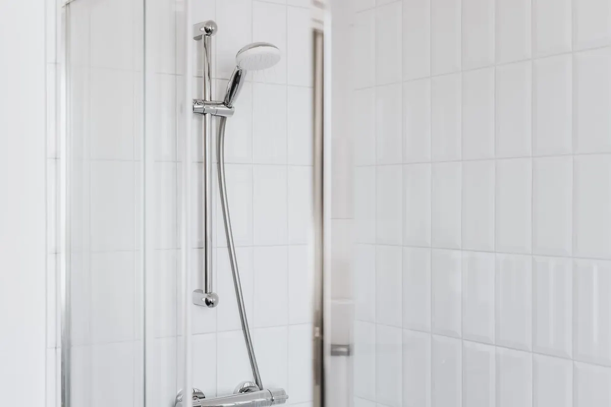 Douche blanche avec barre de douche et mitigeur thermostatique