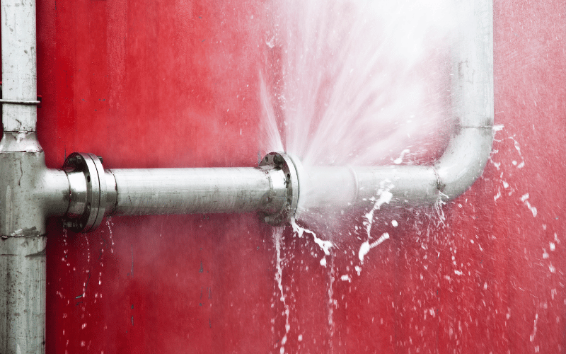 Eau jaillissant d'une canalisation métallique fissurée