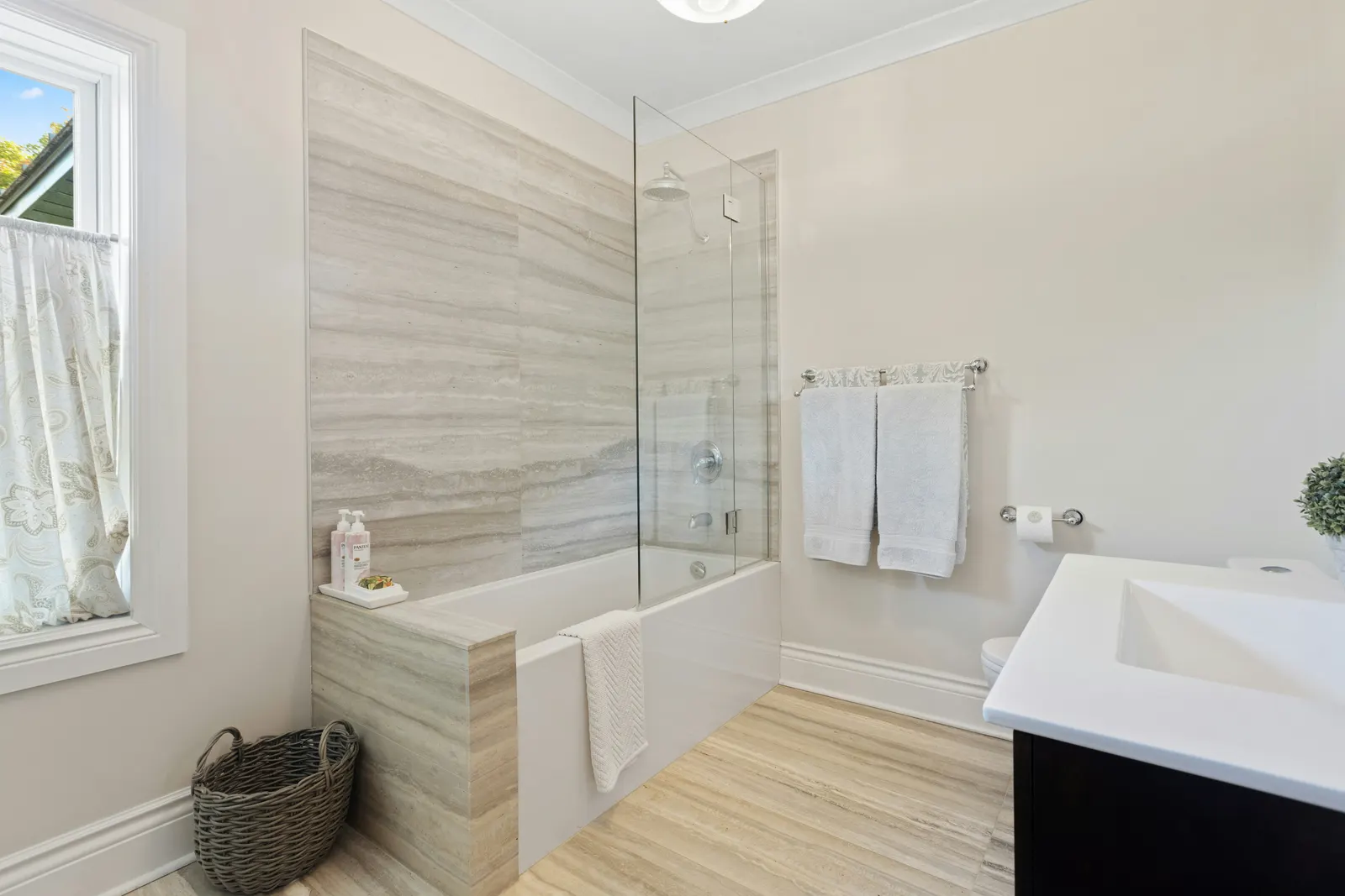 Baignoire encastrée avec pare-bain vitré