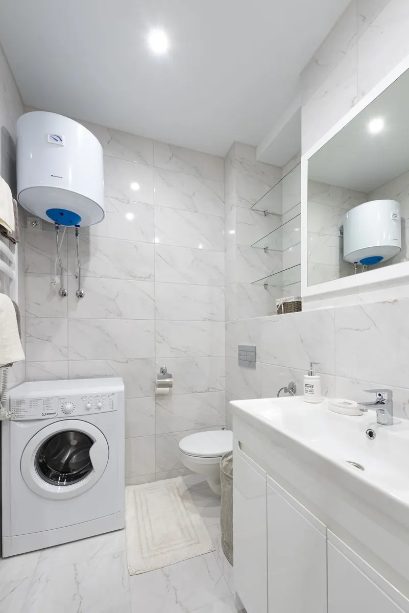 Chauffe-eau mural récent dans une salle de bain