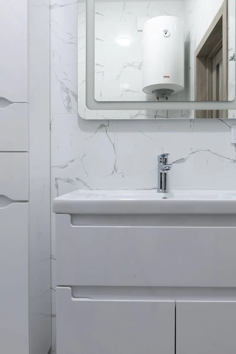 Chauffe-eau mural au-dessus d'une vasque