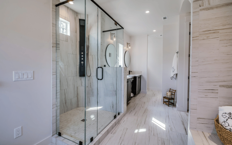 Douche à l'italienne avec paroi vitrée