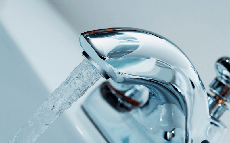Mitigeur chromé moderne avec jet d'eau