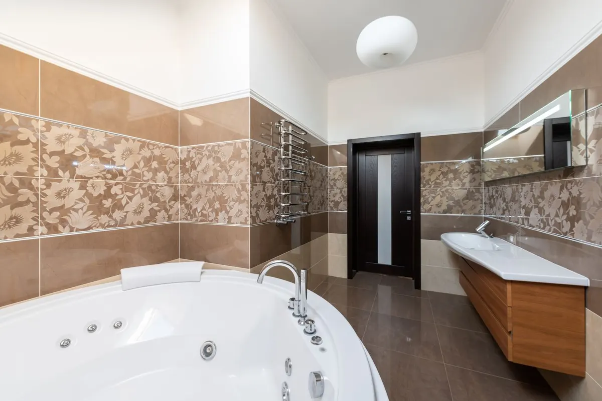 Salle de bain rénovée avec baignoire d'angle et meuble bois